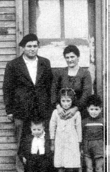 Una famiglia italiana nel campo del Pescron a Sin le Noble 1950 (particolare)