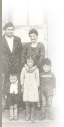 Una famiglia italiana nel campo del Pescron a Sin le Noble 1950 (particolare)