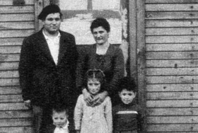 Une famille italienne au camp du Pescron à Sin le Noble, vers 1950